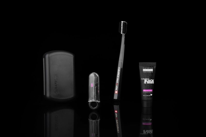 Дорожній набір Curaprox Travel Set Black is White (чорний) 46576 фото