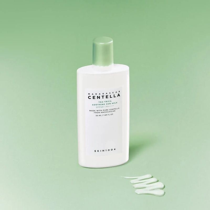 Сонцезахисний крем-молочко для шкіри схильної до акне Skin 1004 Madagascar Centella Tea-Trica Soothing Sun Milk, 50 мл 8809913830610 фото