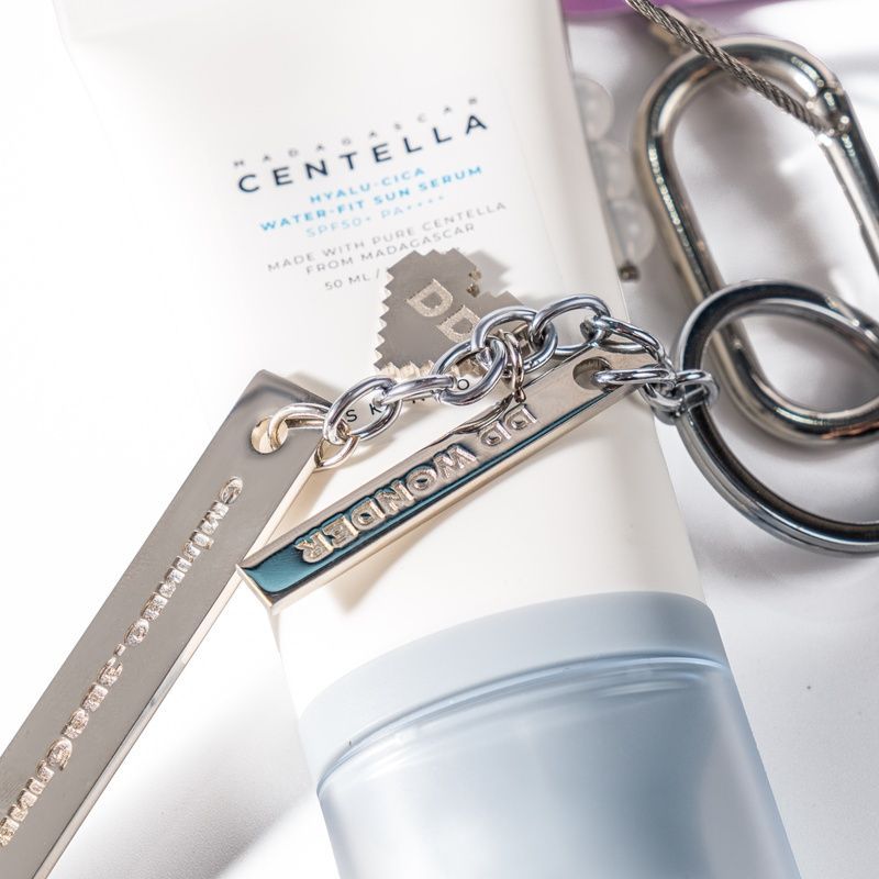 Брелок з UV індикатором та сонцезахистом Skin 1004 Madagascar Centella Hyalu-Cica Water-Fit Sun Serum SPF50+ PA++++, 50 мл 46583 фото