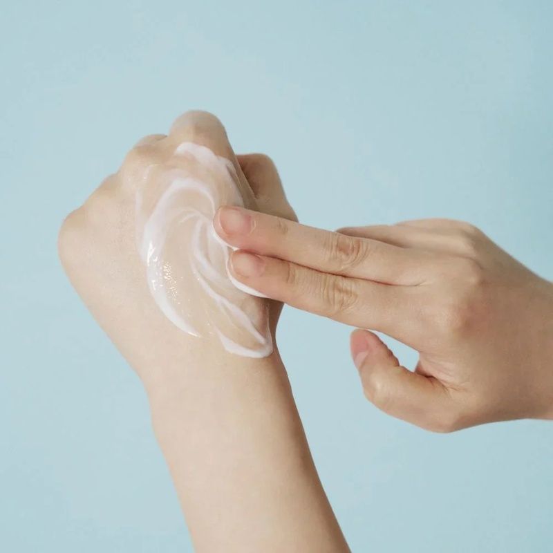 Делікатне очищувальне молочко для чутливої шкіри SKIN1004 Madagascar Centella Hyalu-Cica Gentle Cleansing Milk, 200 мл 8809913832850 фото