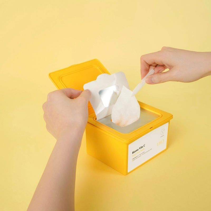 Упаковка освітлювальних тканинних масок UIQ Biome Vita C Daily Glow Mask, 30 шт 04432 фото