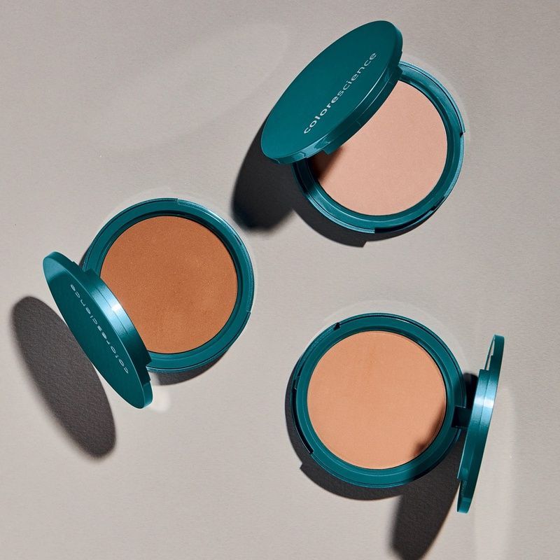 Пресована пудра Colorescience Natural Finish Mineral Foundation SPF 20 Light Ivory, 12 г 402102101 фото